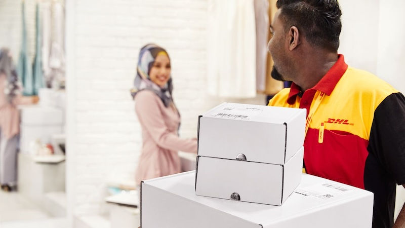 <h2>Bagaimana DHL Express dapat membantu Anda dengan bisnis e-commerce Anda</h2>
<p>Mengendarai gelombang&nbsp;<a href="https://www.dhl.com/discover/en-id/e-commerce-advice/e-commerce-best-practice/riding-the-cross-border-ecommerce-wave">e-commerce lintas batas</a> bisa jadi menantang, terutama menavigasi proses pengiriman internasional yang kompleks. Namun, ketika Anda bermitra dengan&nbsp;<a href="https://www.dhl.com/discover/en-id/">DHL Express</a>, Anda memiliki mitra logistik dan manajemen rantai pasokan yang dapat membantu Anda dengan pengiriman lintas batas dan memanfaatkan aktivitas ekspor iIndonesia untuk keuntungan Anda. aktivitas ekspor. Kami memberi Anda akses ke opsi integrasi yang mudah dengan pasar e-commerce utama, meningkatkan operasi Anda dengan solusi seperti pembuatan waybill sederhana dan pelacakan pengiriman yang komprehensif. Integrasi ini difasilitasi melalui solusi DHL Express Commerce, yang dirancang untuk membuat logistik Anda lebih lancar dan transparan.</p>
<p>Selain itu, jaringan internasional DHL yang luas menyediakan layanan kurir yang andal dan efisien, menggabungkan logistik dari pintu ke pintu yang memastikan pengiriman produk Anda yang cepat dan aman. Dengan fungsi pemesanan penjemputan DHL, Anda dapat dengan mudah menjadwalkan pengambilan paket Anda sesuai keinginan Anda. Baik Anda mengirim barang kecil atau volume besar, DHL Express menyediakan solusi yang dapat diskalakan untuk memenuhi kebutuhan Anda. Buka akun bisnis dengan kami hari ini untuk memulai.</p>
