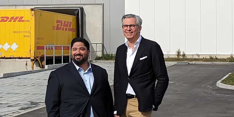 Mustafa Tonguç, Geschäftsführer DHL Express Deutschland; Michael Kliger, CEO Mytheresa (von links nach rechts)