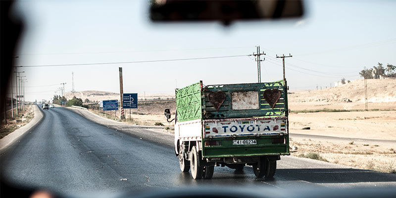 Truk Toyota di jalan