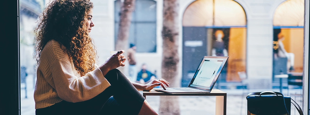 wanita menggesek laptop