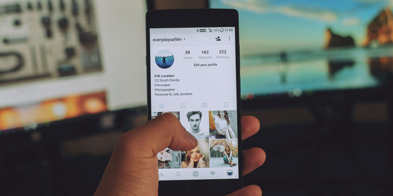 Ponsel dengan Instagram di layar