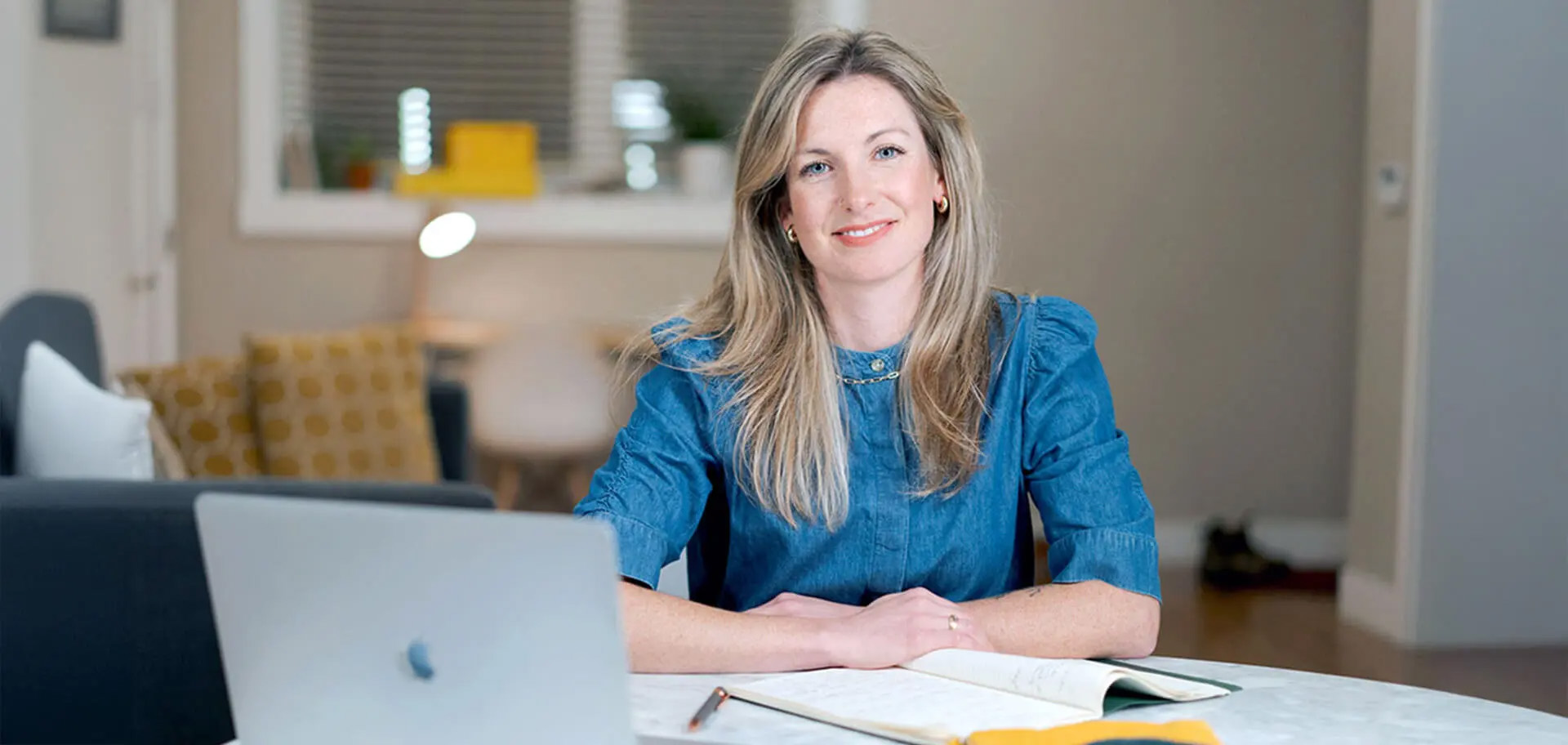 Femme d'affaires assise à son bureau