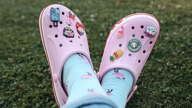feet in pink crocs