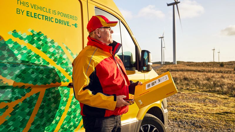 Van pengiriman DHL yang menampilkan keberlanjutan kendaraan listrik di industri logistik