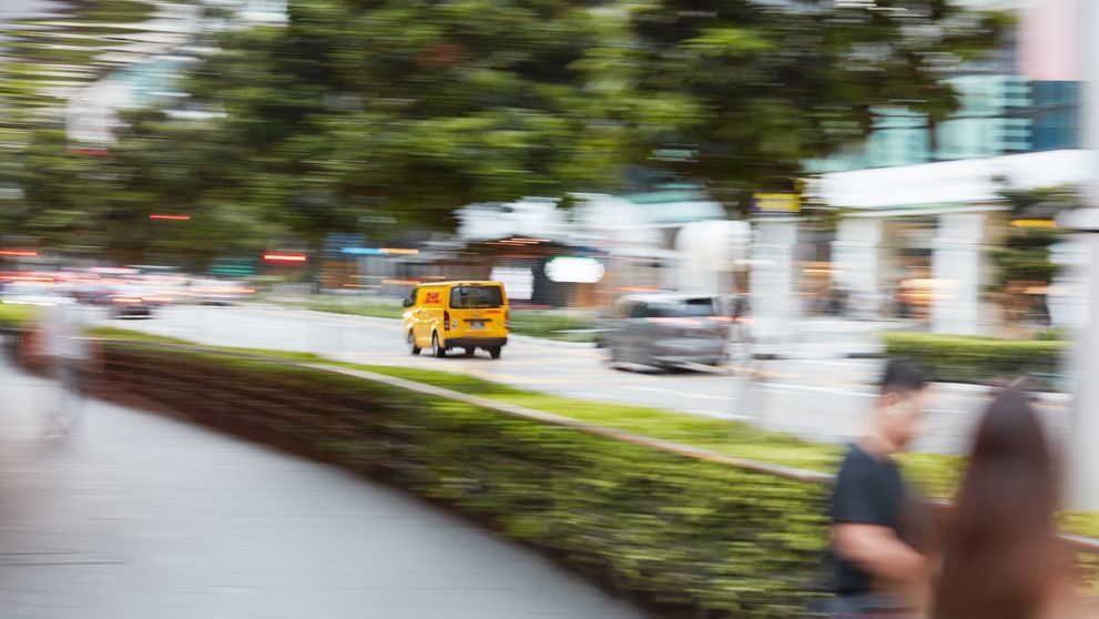 Kurir DHL Express di Van Menyediakan Layanan Pengiriman Cepat di Indonesia