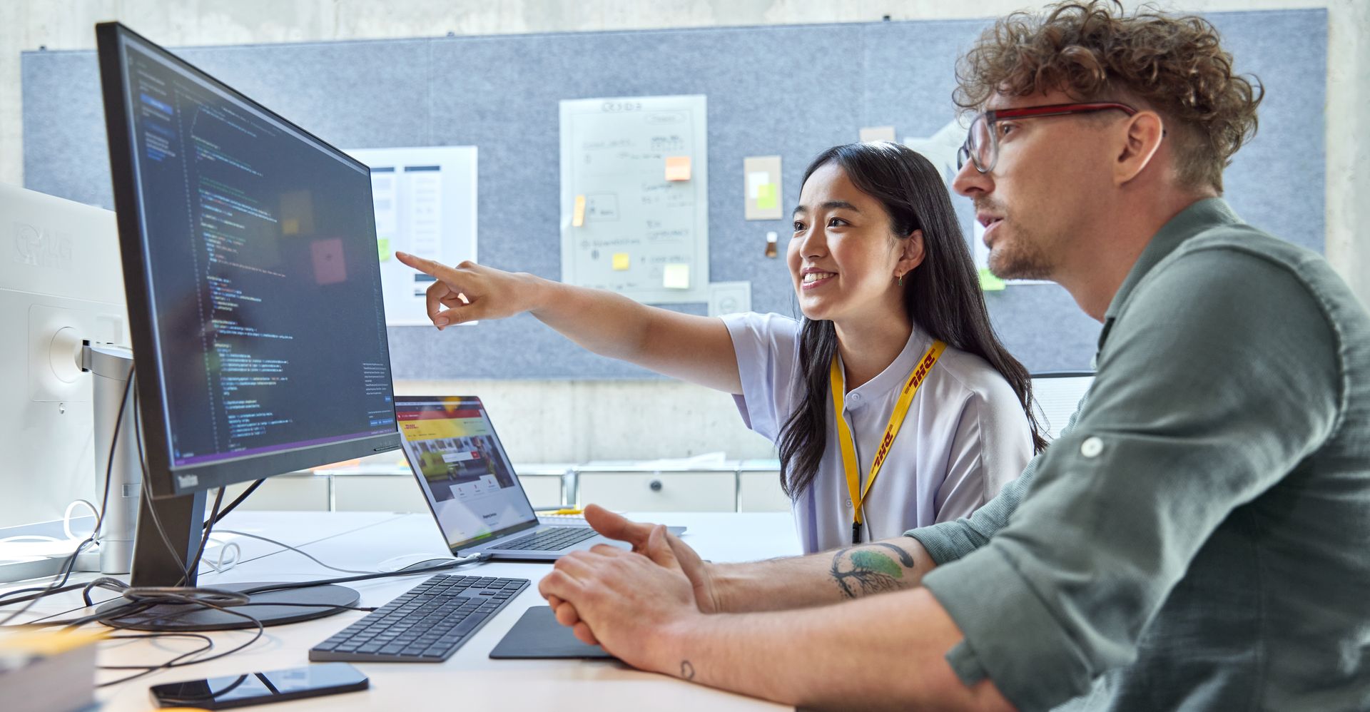 dhl express employee guiding her colleague on searchandising strategies